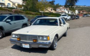 Chevrolet-caprice-classic-1983-white-1