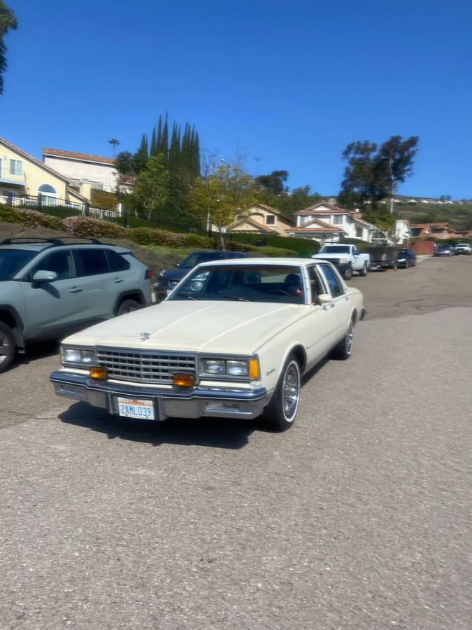 Chevrolet-caprice-classic-1983-white-1