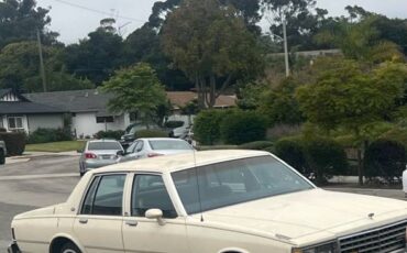 Chevrolet-caprice-classic-1983-white-3
