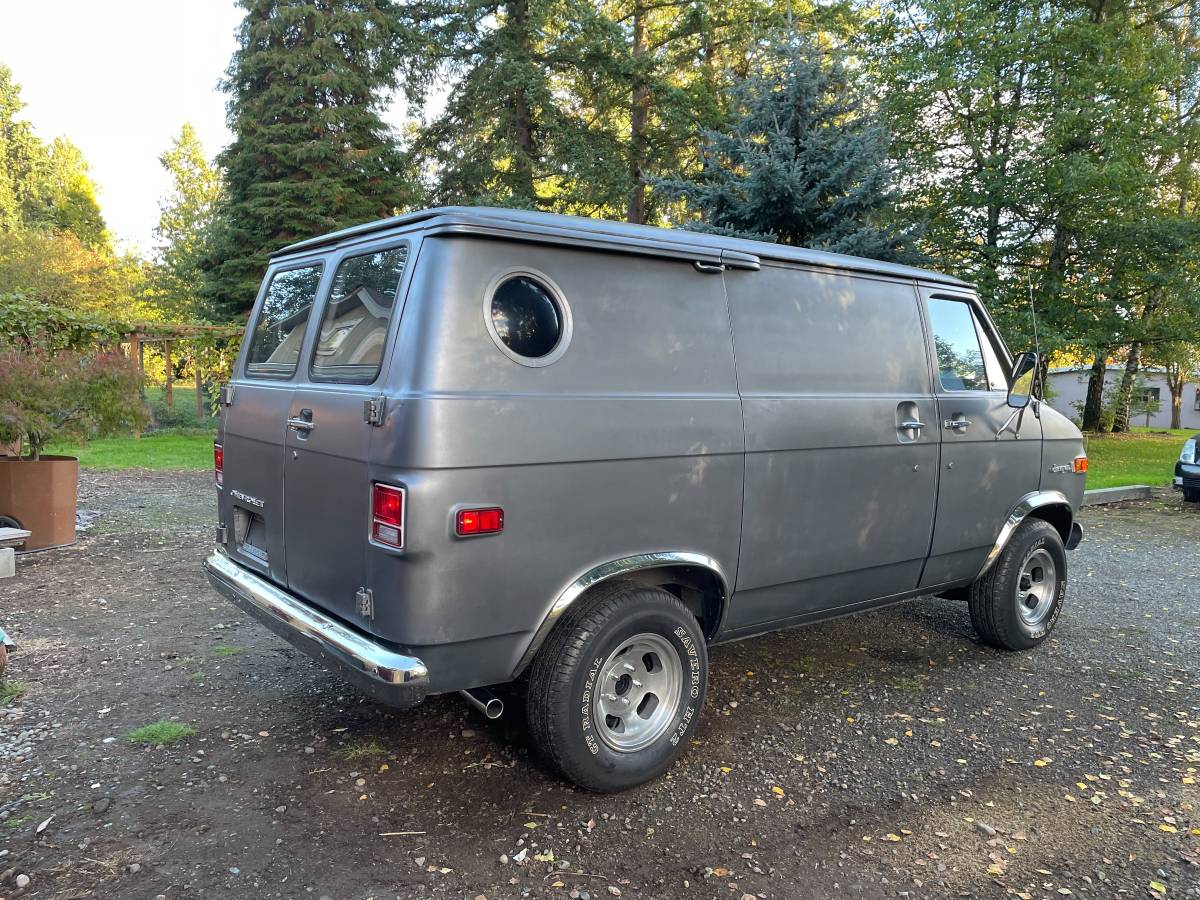 Chevrolet-chevyvan10-g10-1975-silver-1