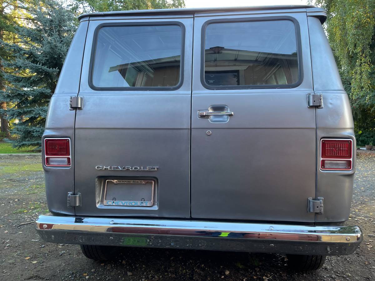 Chevrolet-chevyvan10-g10-1975-silver-12