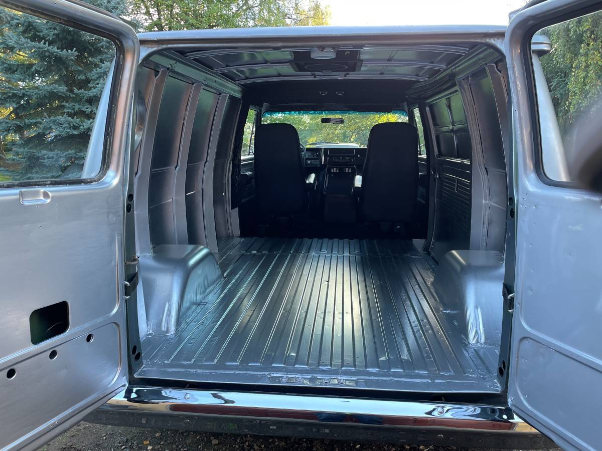 Chevrolet-chevyvan10-g10-1975-silver-14