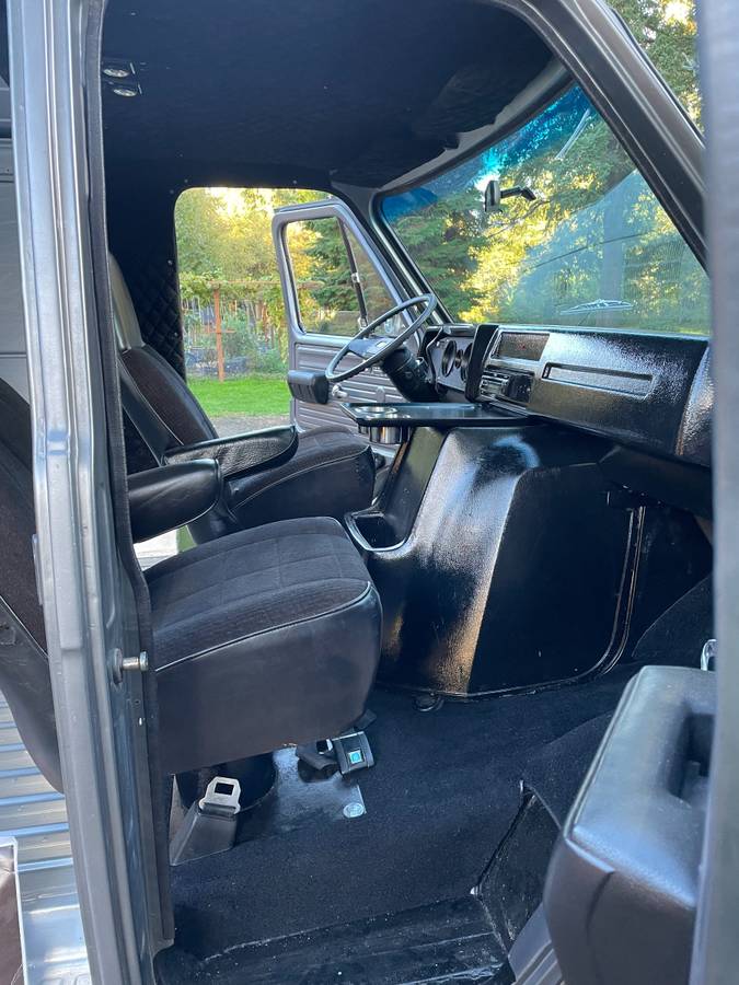 Chevrolet-chevyvan10-g10-1975-silver-17
