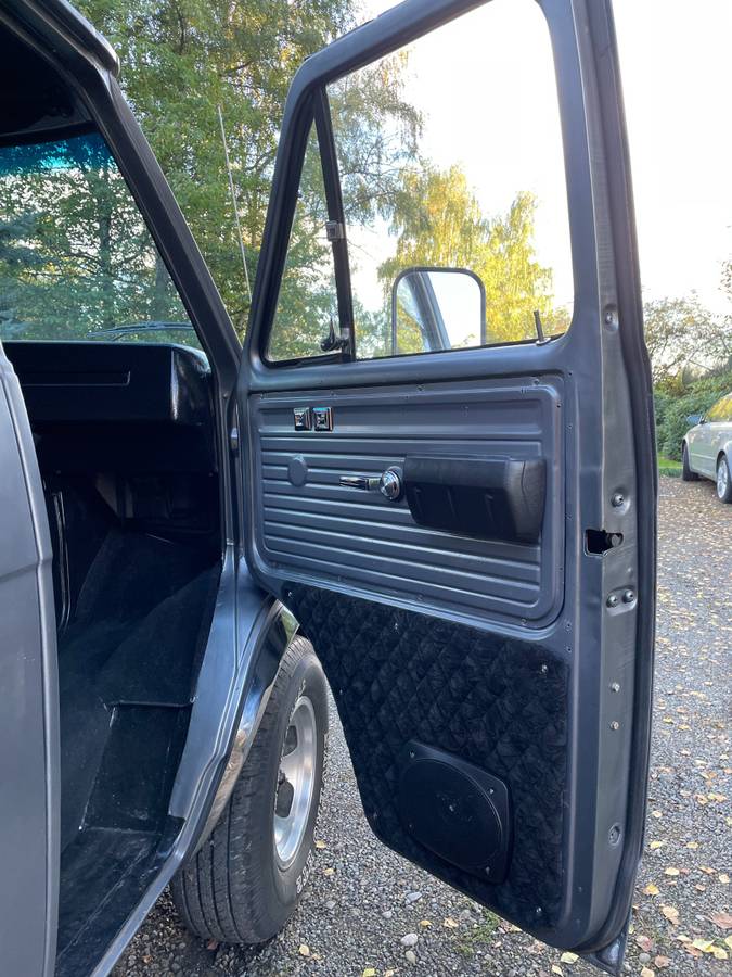 Chevrolet-chevyvan10-g10-1975-silver-8