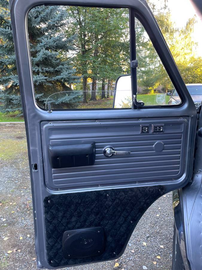 Chevrolet-chevyvan10-g10-1975-silver-9