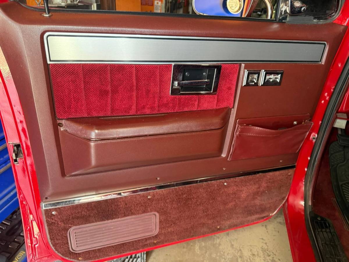 Chevrolet-ck-10-1986-red-23