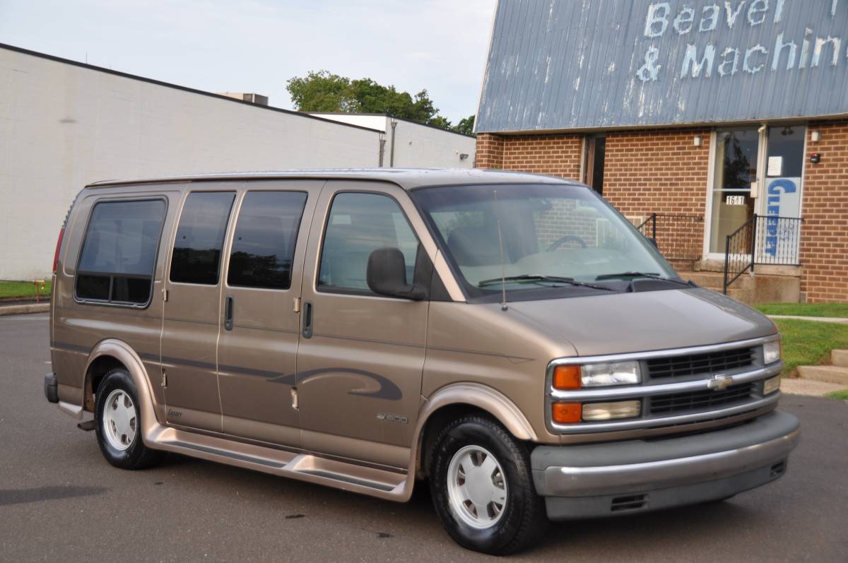 Chevrolet-conversion-van-1996-white-1