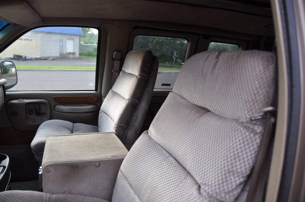 Chevrolet-conversion-van-1996-white-10