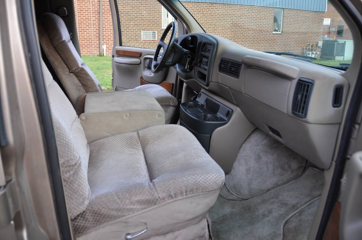 Chevrolet-conversion-van-1996-white-13