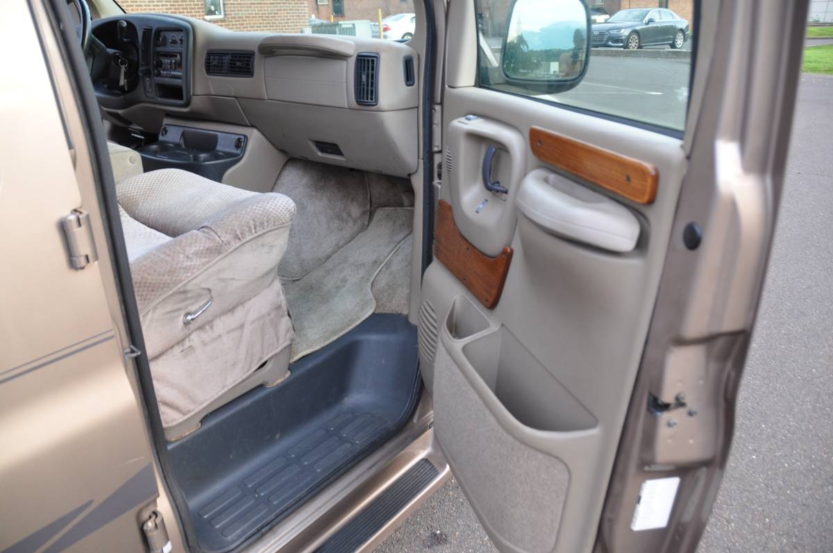 Chevrolet-conversion-van-1996-white-14