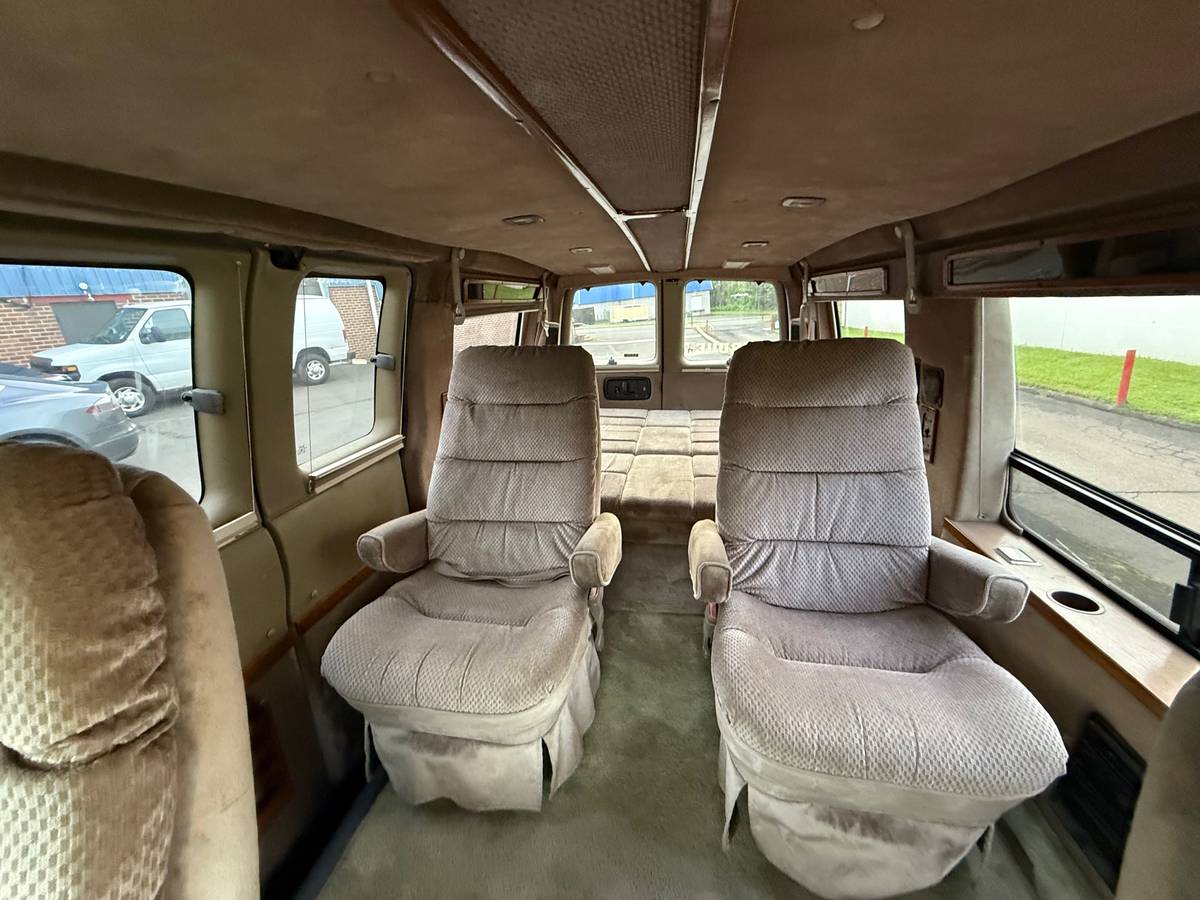 Chevrolet-conversion-van-1996-white-16
