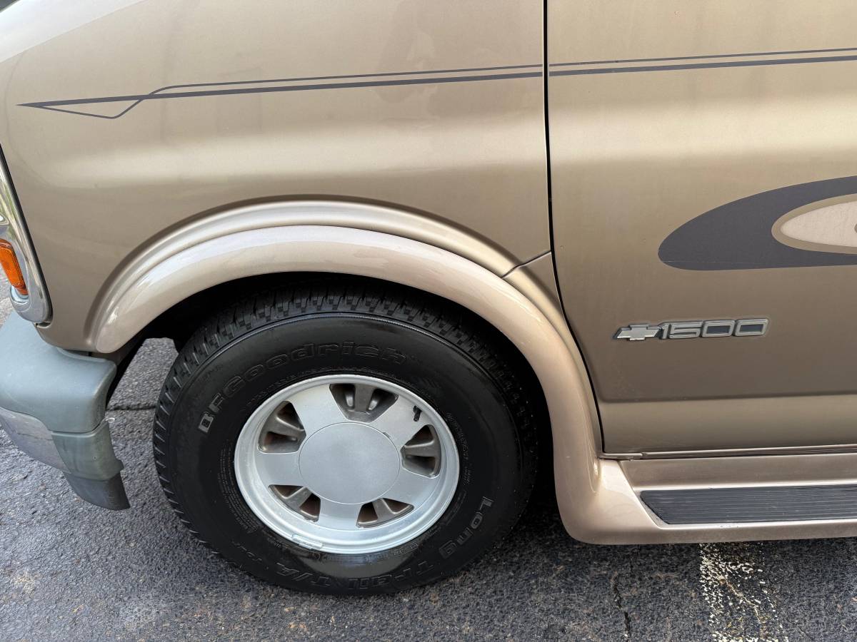 Chevrolet-conversion-van-1996-white-17