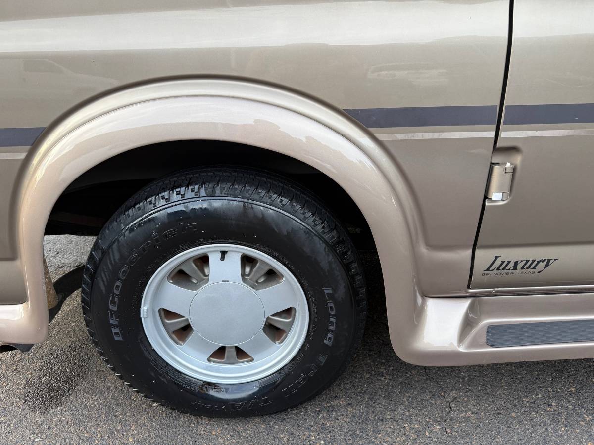 Chevrolet-conversion-van-1996-white-2