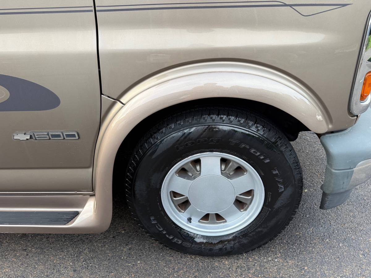 Chevrolet-conversion-van-1996-white-20