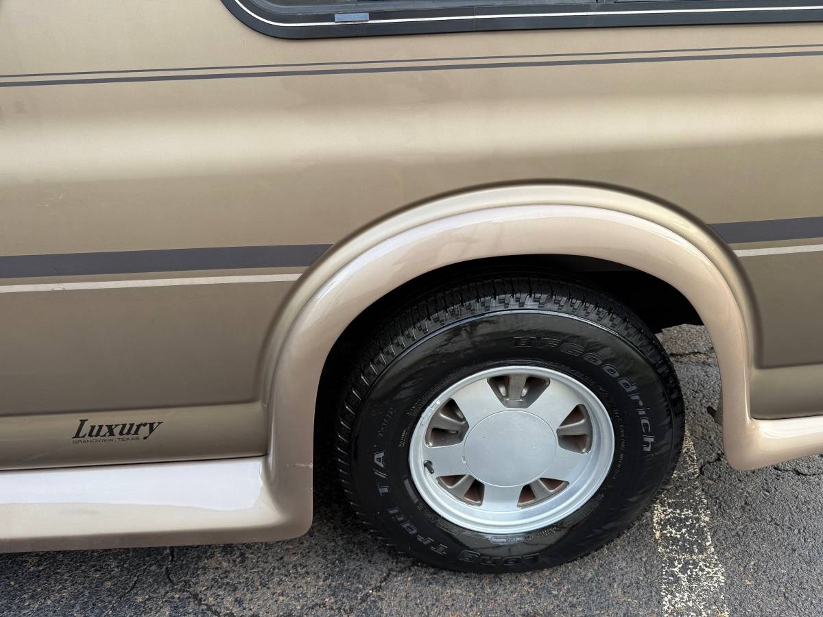 Chevrolet-conversion-van-1996-white-22