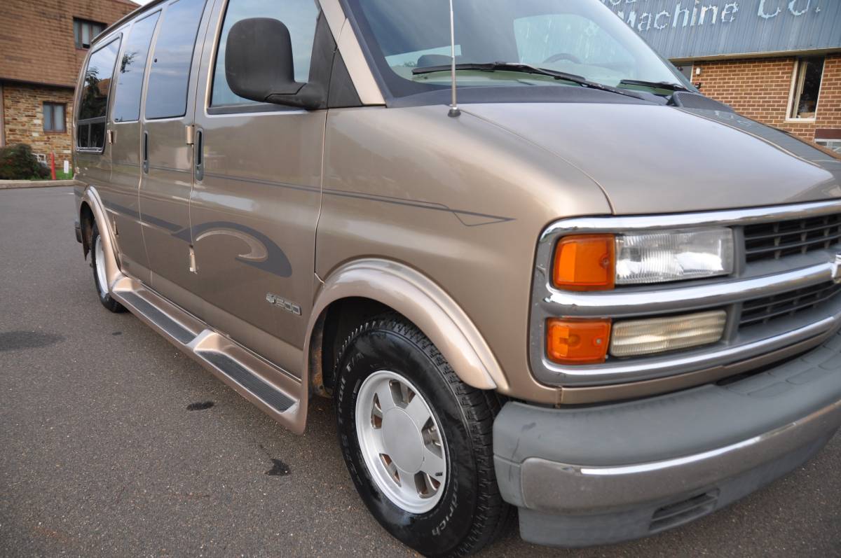 Chevrolet-conversion-van-1996-white-4