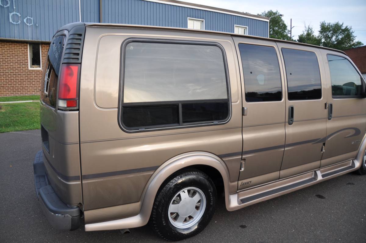 Chevrolet-conversion-van-1996-white-6