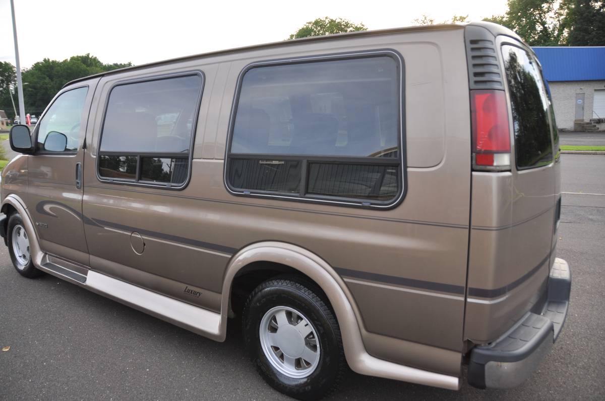 Chevrolet-conversion-van-1996-white-8