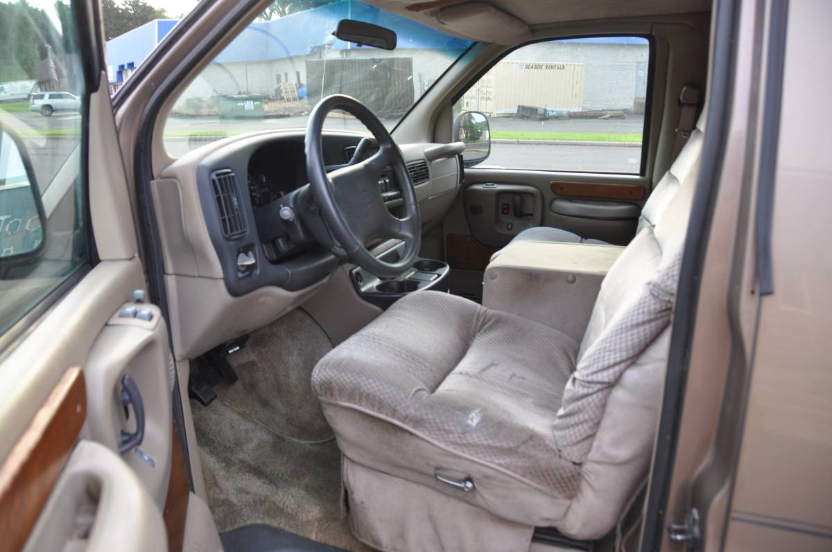 Chevrolet-conversion-van-1996-white-9