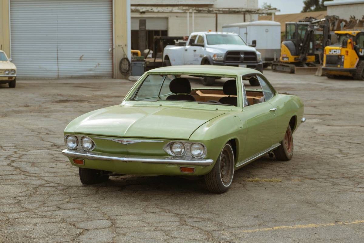 Chevrolet-corvair-1966-white-10