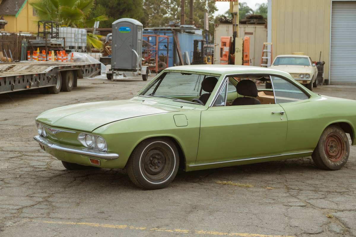 Chevrolet-corvair-1966-white-11