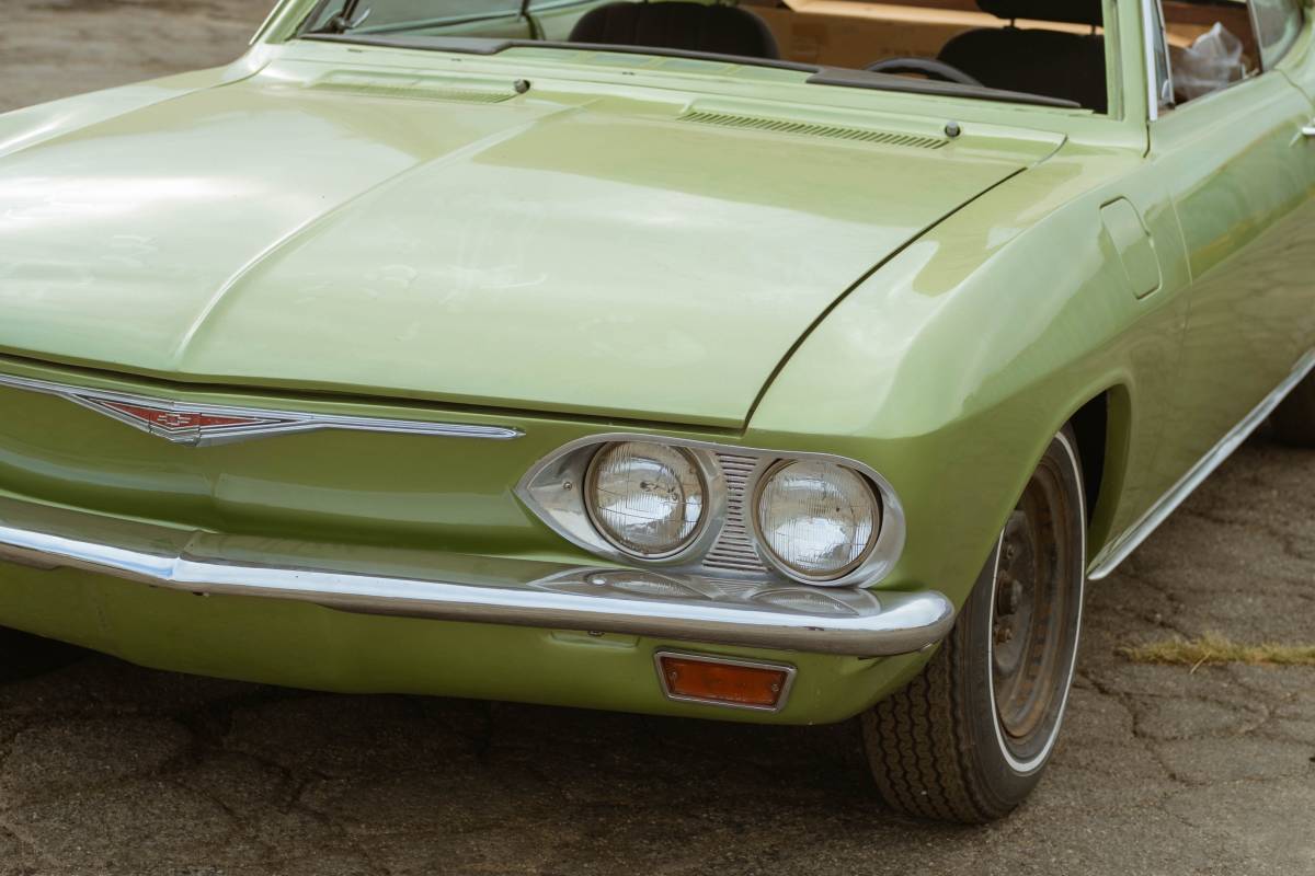 Chevrolet-corvair-1966-white-12