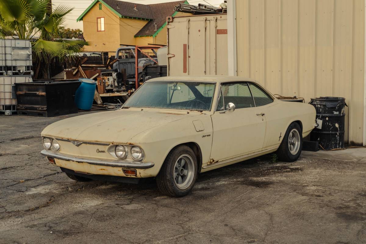 Chevrolet-corvair-1966-white-13