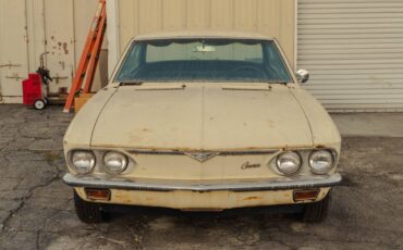 Chevrolet-corvair-1966-white-14