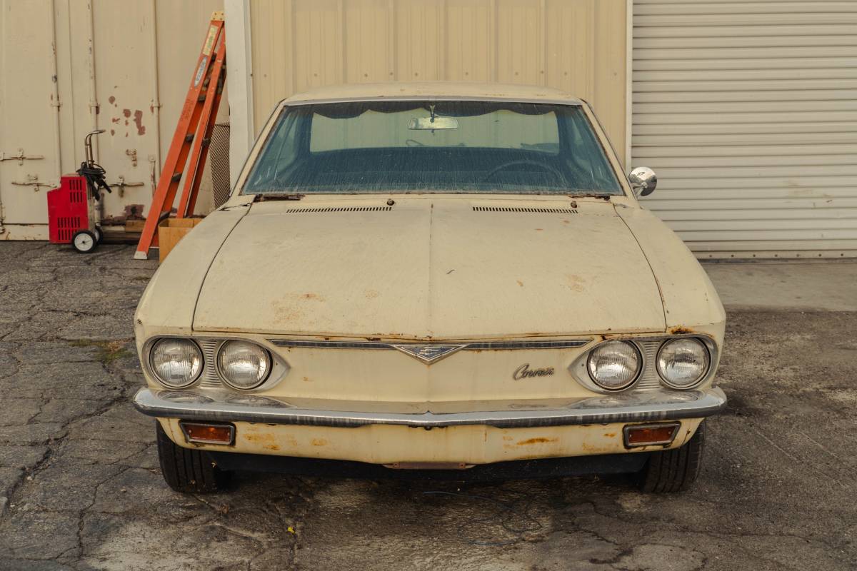 Chevrolet-corvair-1966-white-14