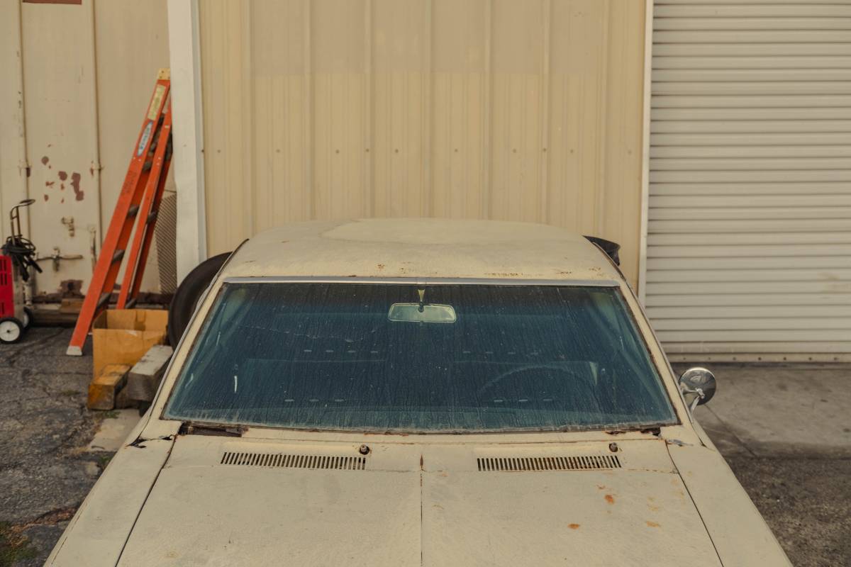 Chevrolet-corvair-1966-white-15