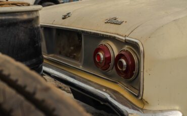 Chevrolet-corvair-1966-white-16