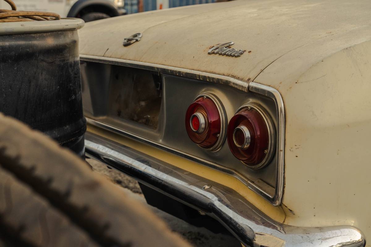 Chevrolet-corvair-1966-white-16