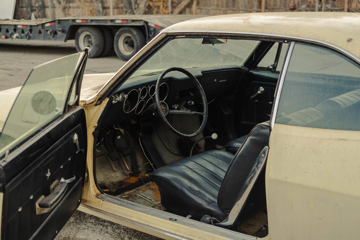 Chevrolet-corvair-1966-white-19