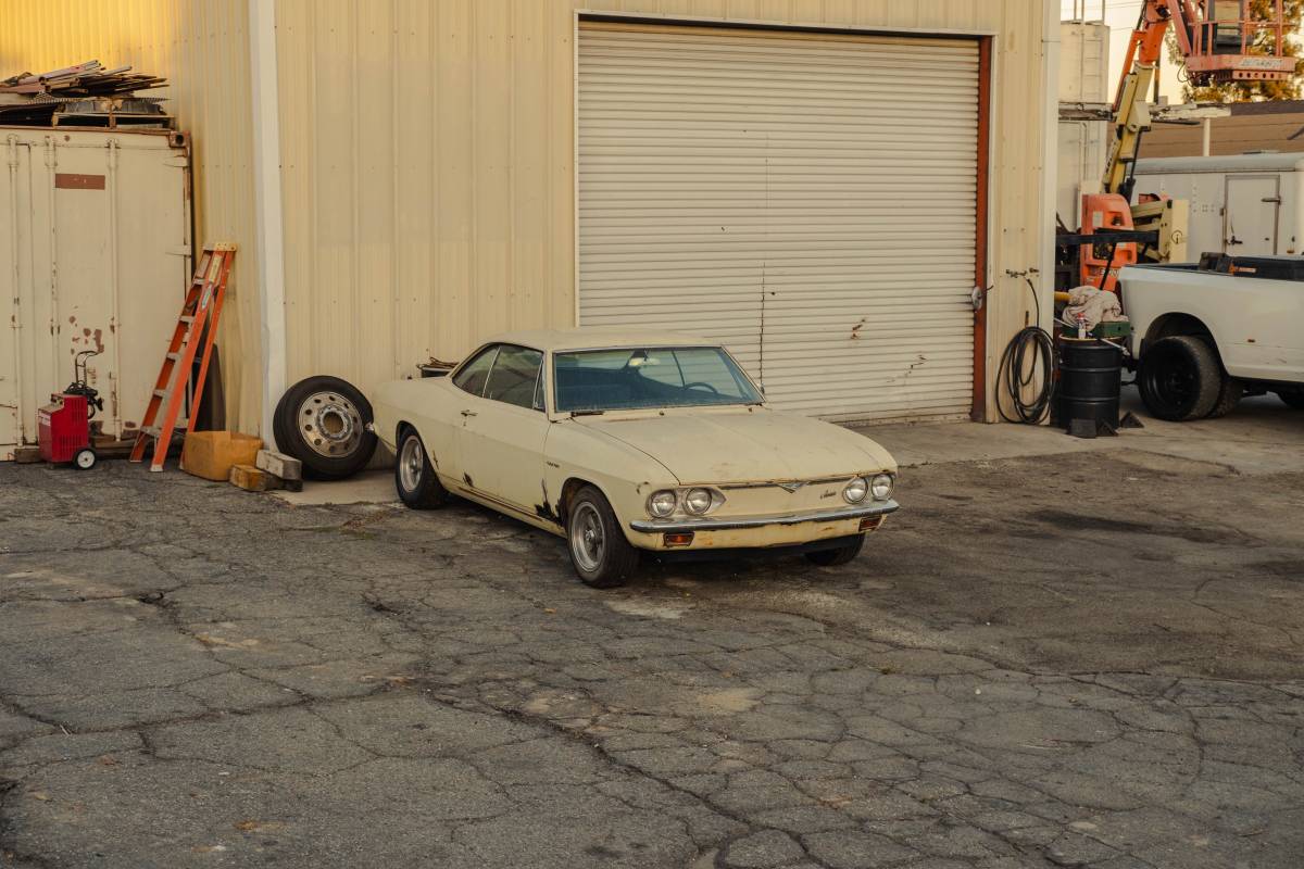 Chevrolet-corvair-1966-white-20