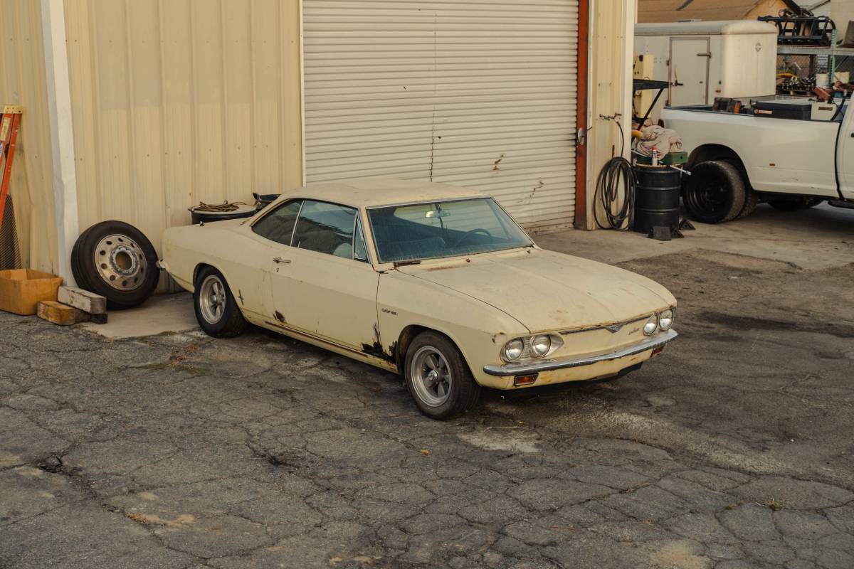 Chevrolet-corvair-1966-white-21
