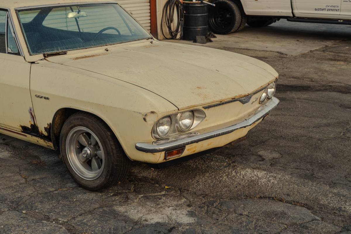 Chevrolet-corvair-1966-white-22
