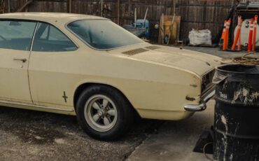 Chevrolet-corvair-1966-white-23