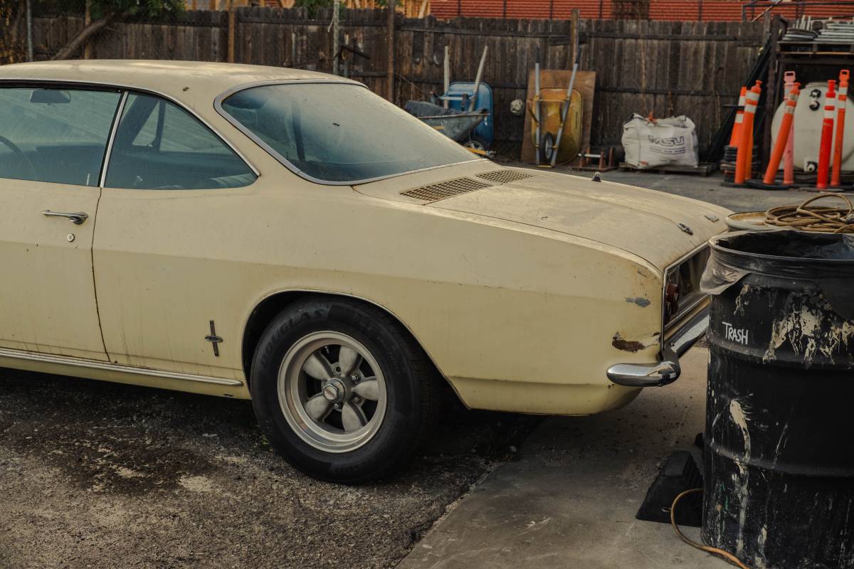 Chevrolet-corvair-1966-white-23