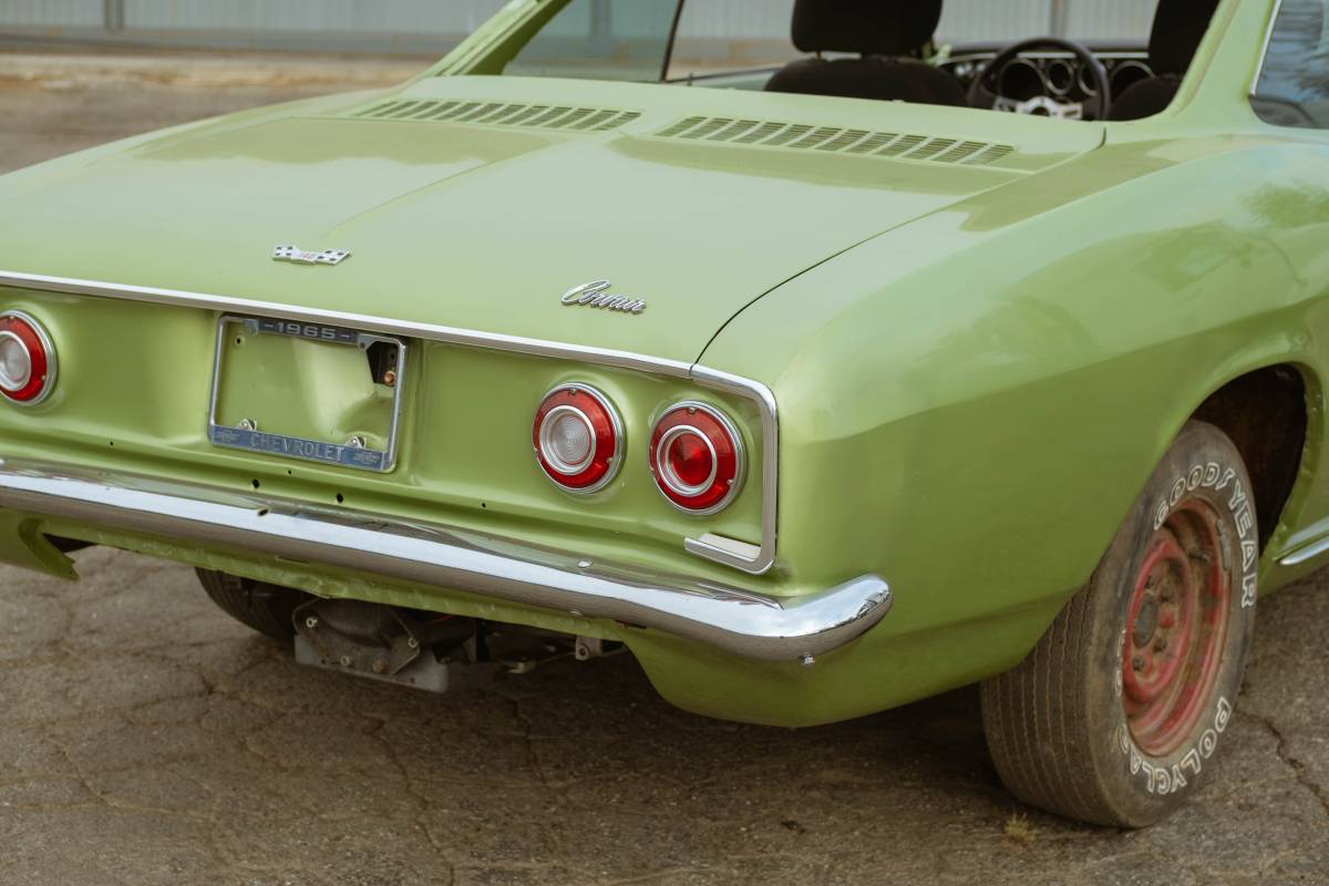 Chevrolet-corvair-1966-white-3