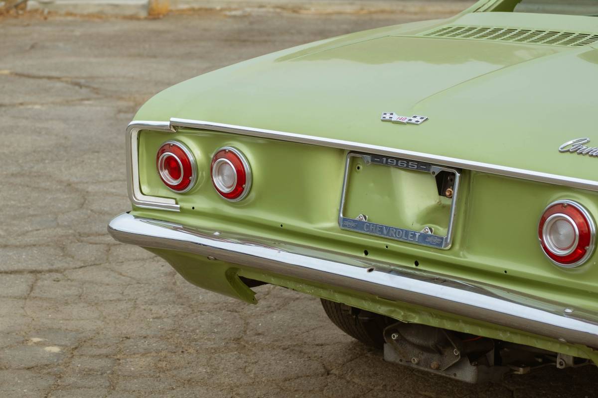 Chevrolet-corvair-1966-white-4