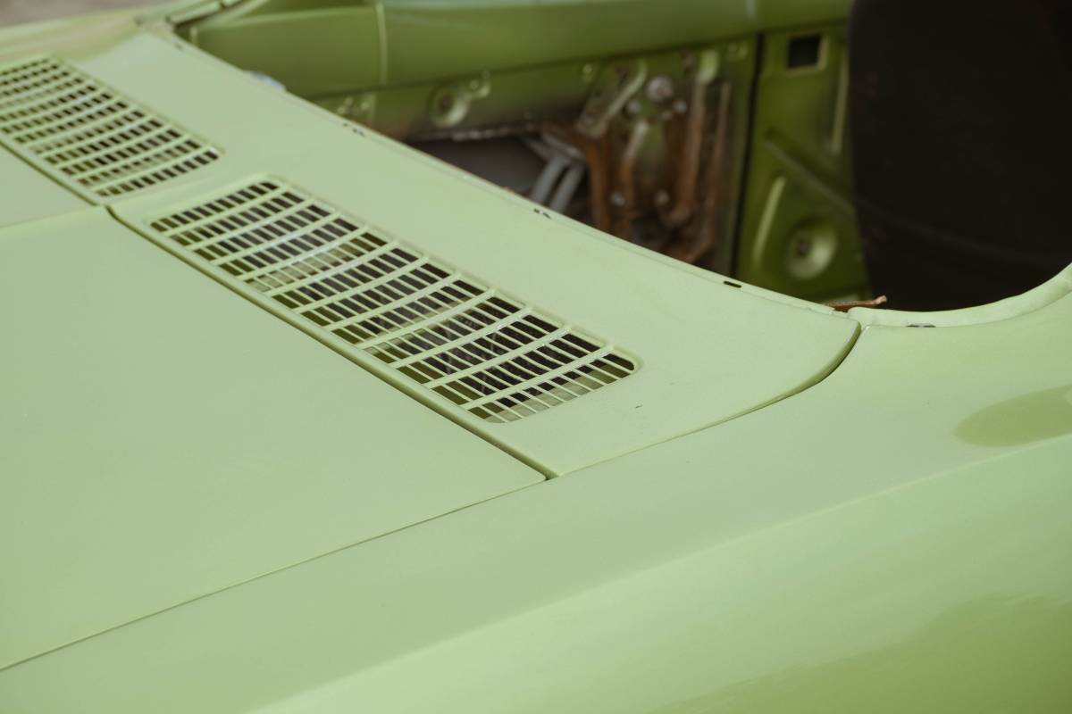 Chevrolet-corvair-1966-white-6