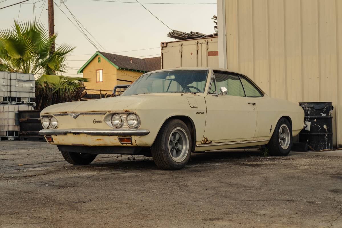Chevrolet-corvair-1966-white-8
