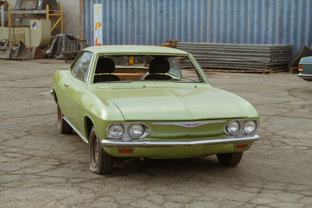 Chevrolet-corvair-1966-white-9
