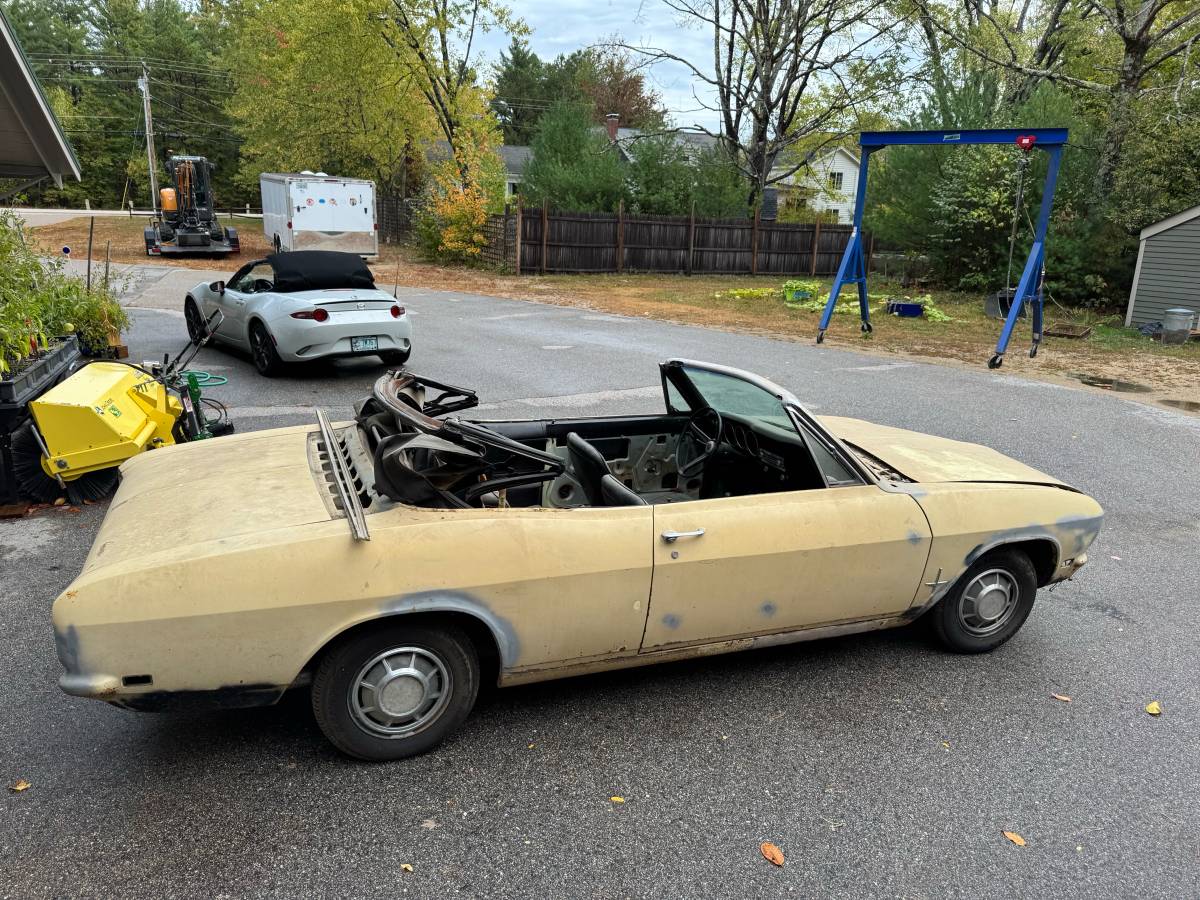 Chevrolet-corvair-convertible-1968-yellow-1