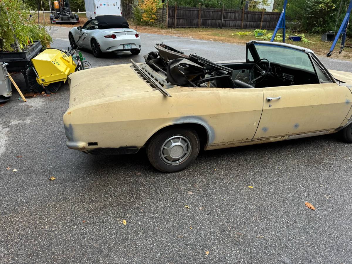 Chevrolet-corvair-convertible-1968-yellow-2