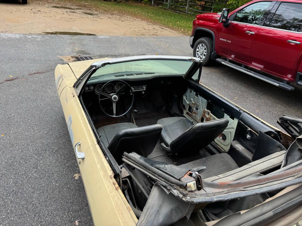 Chevrolet-corvair-convertible-1968-yellow-4