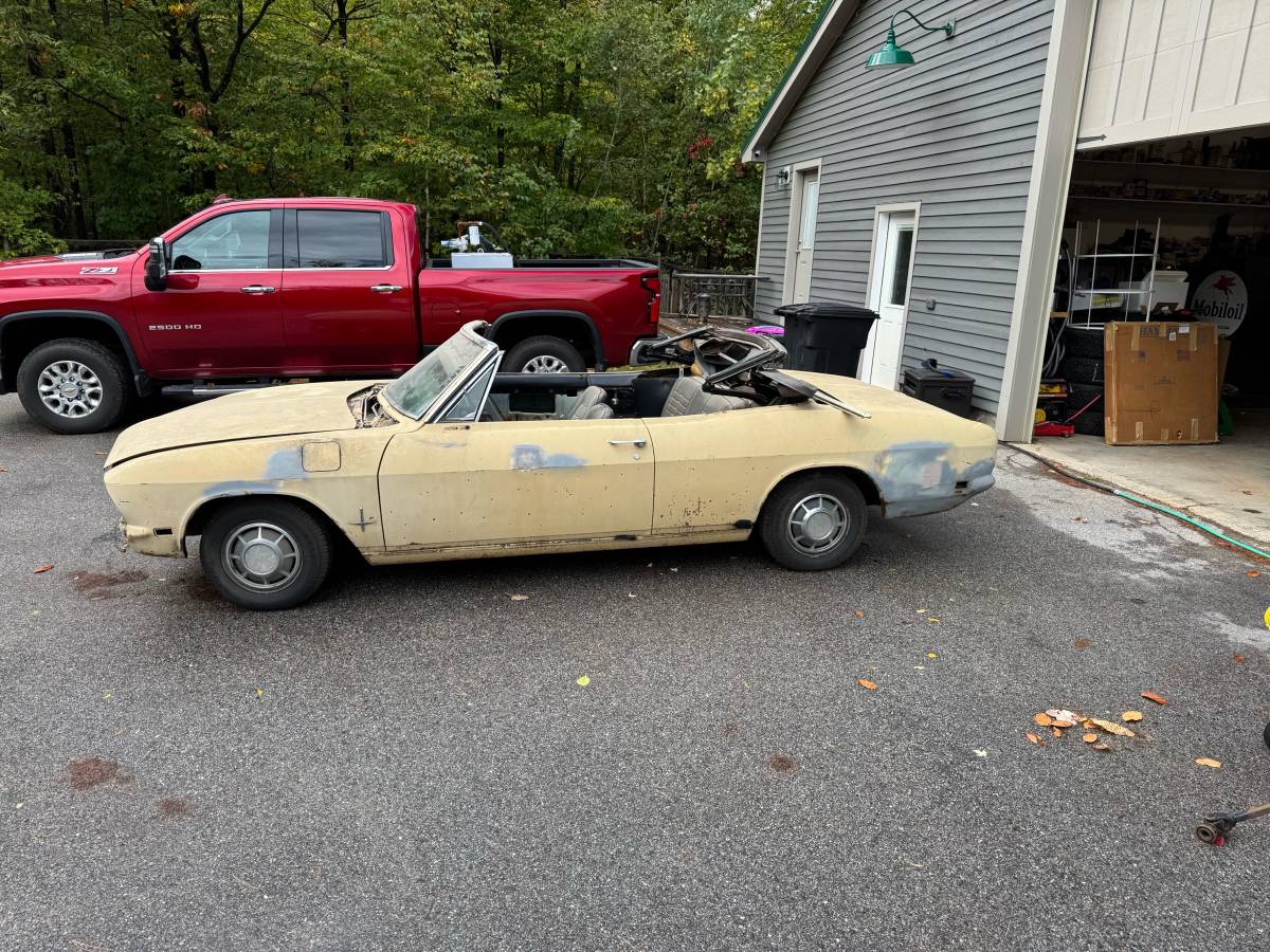 Chevrolet-corvair-convertible-1968-yellow-5