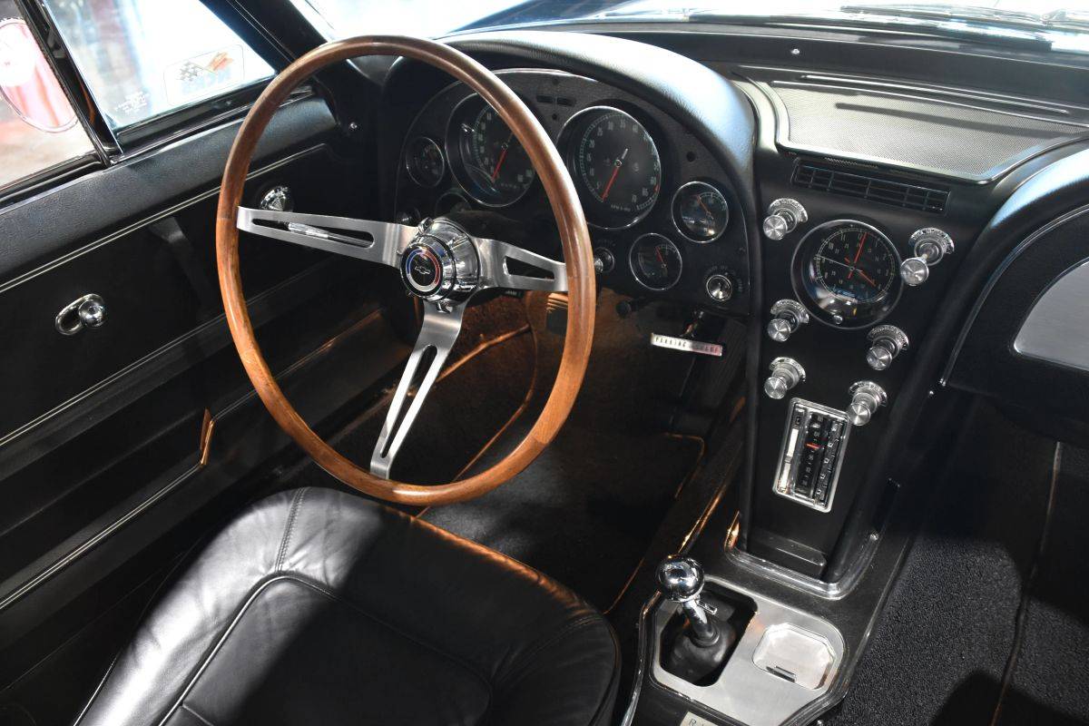 Chevrolet-corvette-1965-black-17
