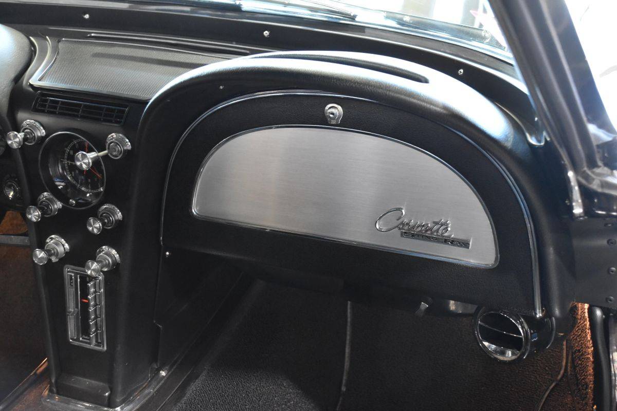 Chevrolet-corvette-1965-black-18