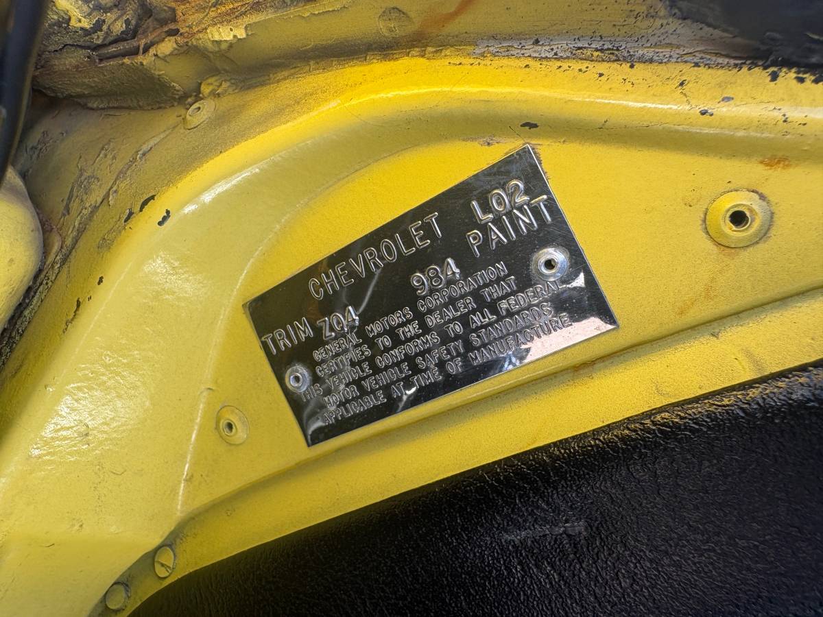 Chevrolet-corvette-1969-yellow-17